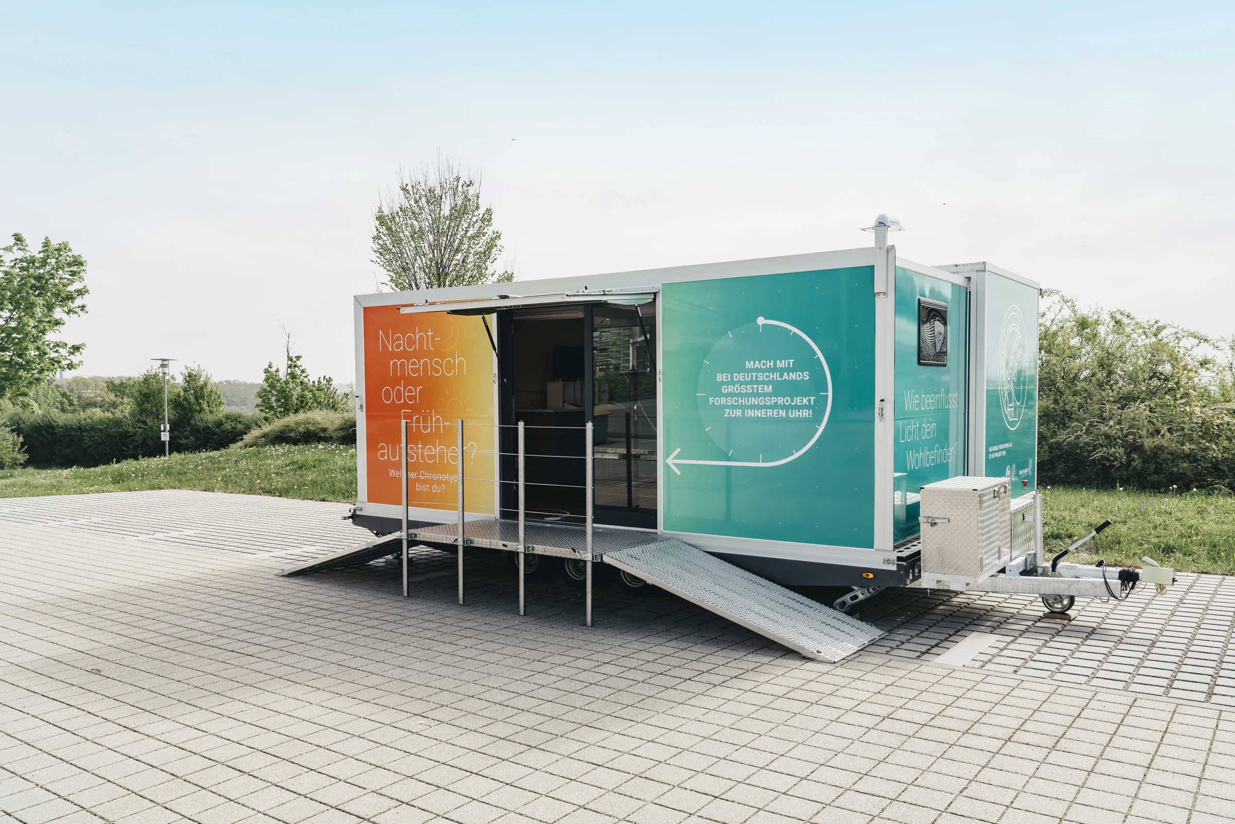 Das mobile Forschungslabor der Wissenschaftsroadshow mit geöffnetem Eingang und Zugangsrampen.